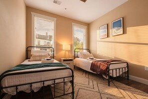 Planxa i posts de planxar, un bressol de viatge i wifi gratuïta