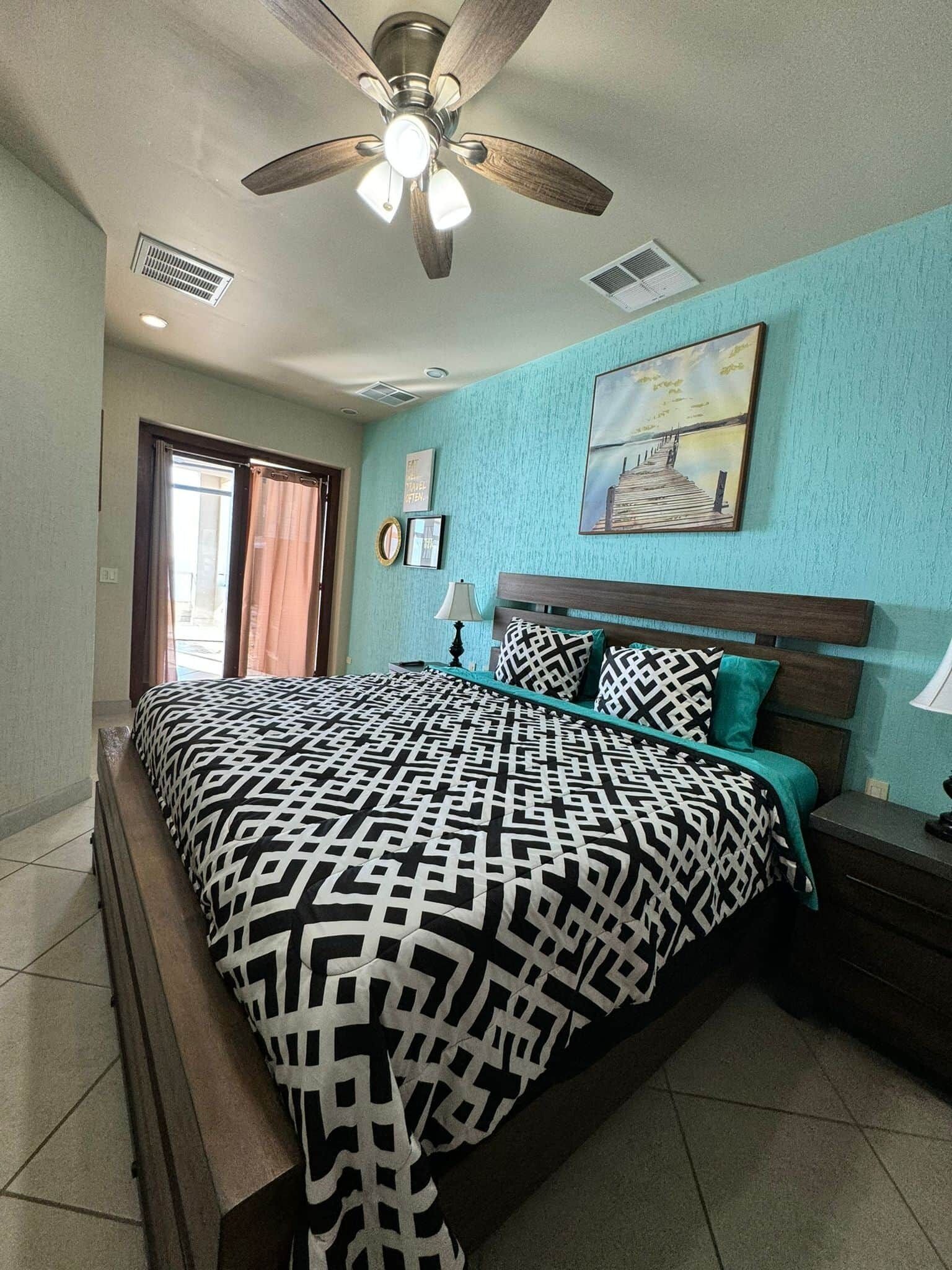 4 habitaciones, tabla de planchar con plancha, wifi y ropa de cama 