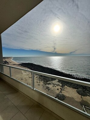 A balcony with a view of a beach and ocean. - Palacio Del Mar 401 - Rocky Point Oceanfront Vacation Rental (Puerto Peñasco)