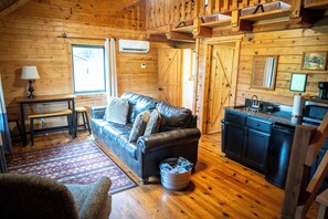 Habitación cuádruple Deluxe, patio, vista a la montaña | Área de sala de estar