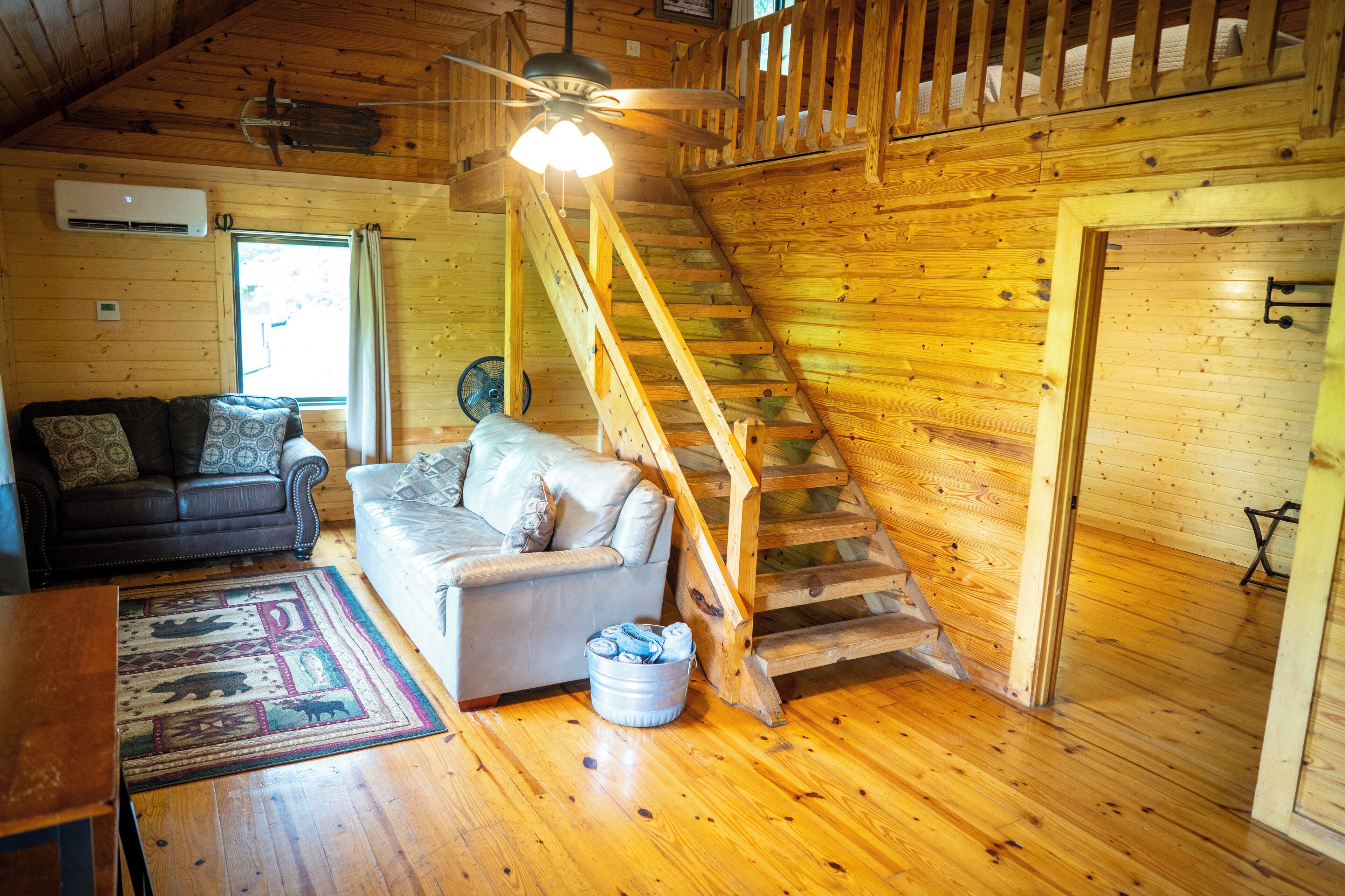 Cabaña superior, patio, vista a la montaña | Área de sala de estar