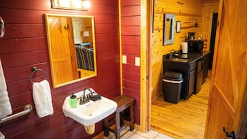 Estudio básico, patio, vista a la montaña | Baño | Tina con regadera, secadora de cabello, toallas, jabón