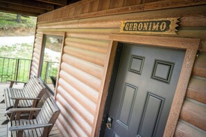 Estudio básico, patio, vista a la montaña | Detalle exterior