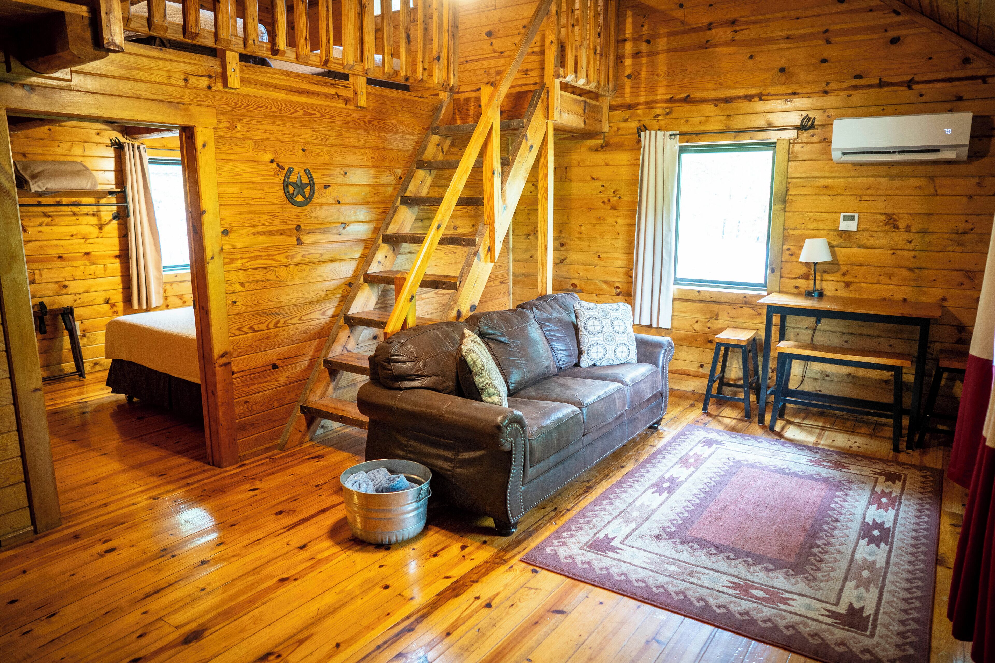 Cabaña Grand, patio, vista a la montaña | Área de sala de estar