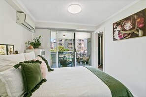 Room - Beautiful Beachside Escape (Sunshine Coast)