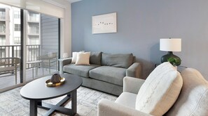 公寓 (1 Bedroom) | 起居區 | 50-吋電視，提供數位頻道