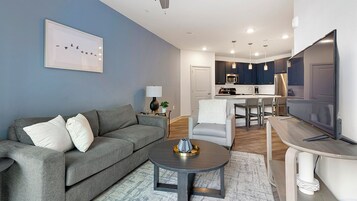 Apartamento (1 Bedroom) | Sala de estar | Televisión de 50 pulgadas con canales digitales