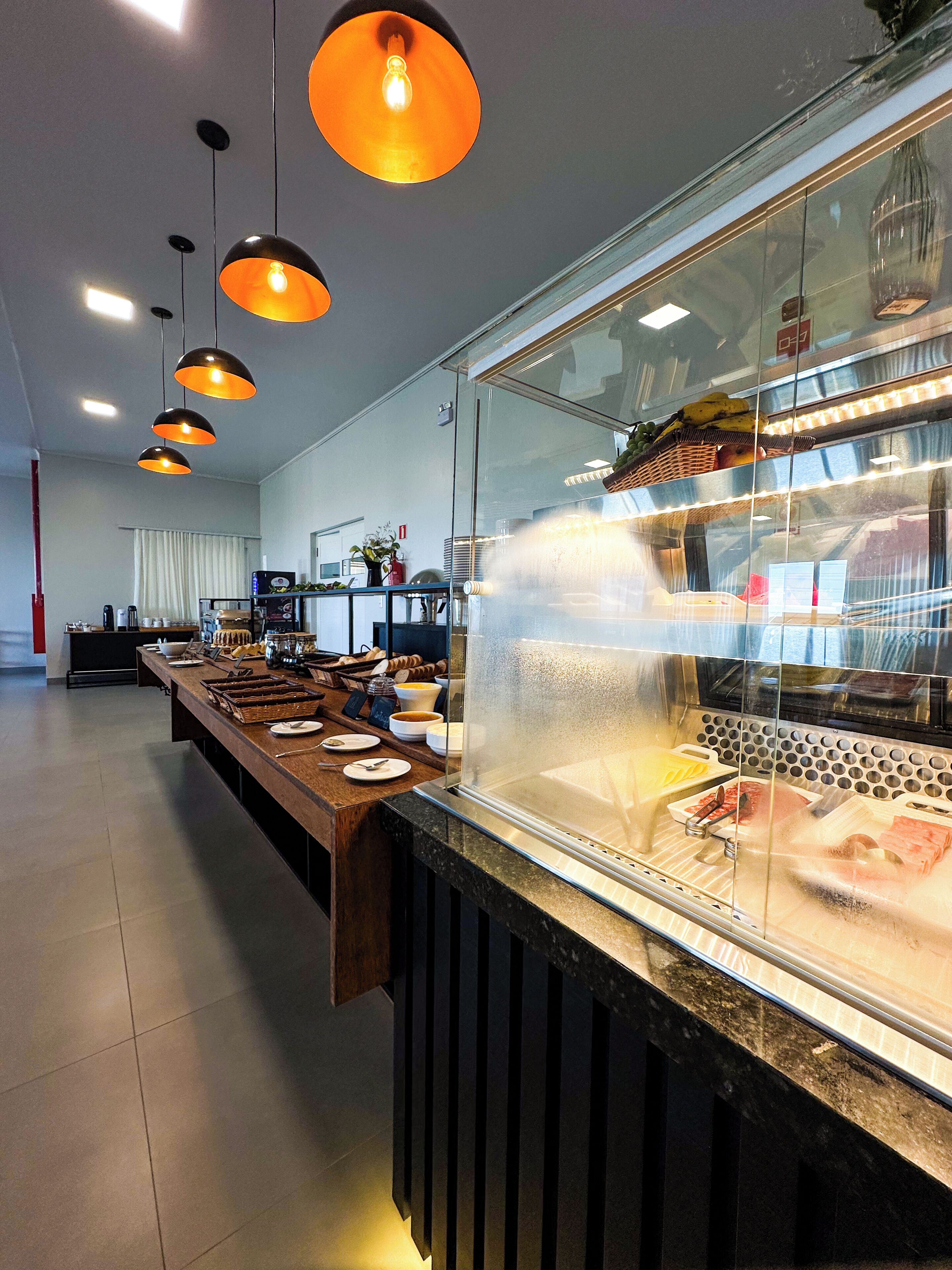 Café da manhã com buffet grátis todos os dias