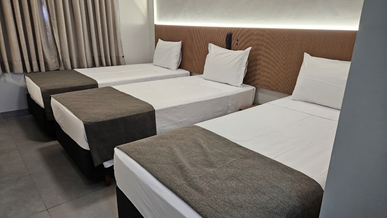 Escritorio, espacio para trabajar con laptop y wifi gratis 