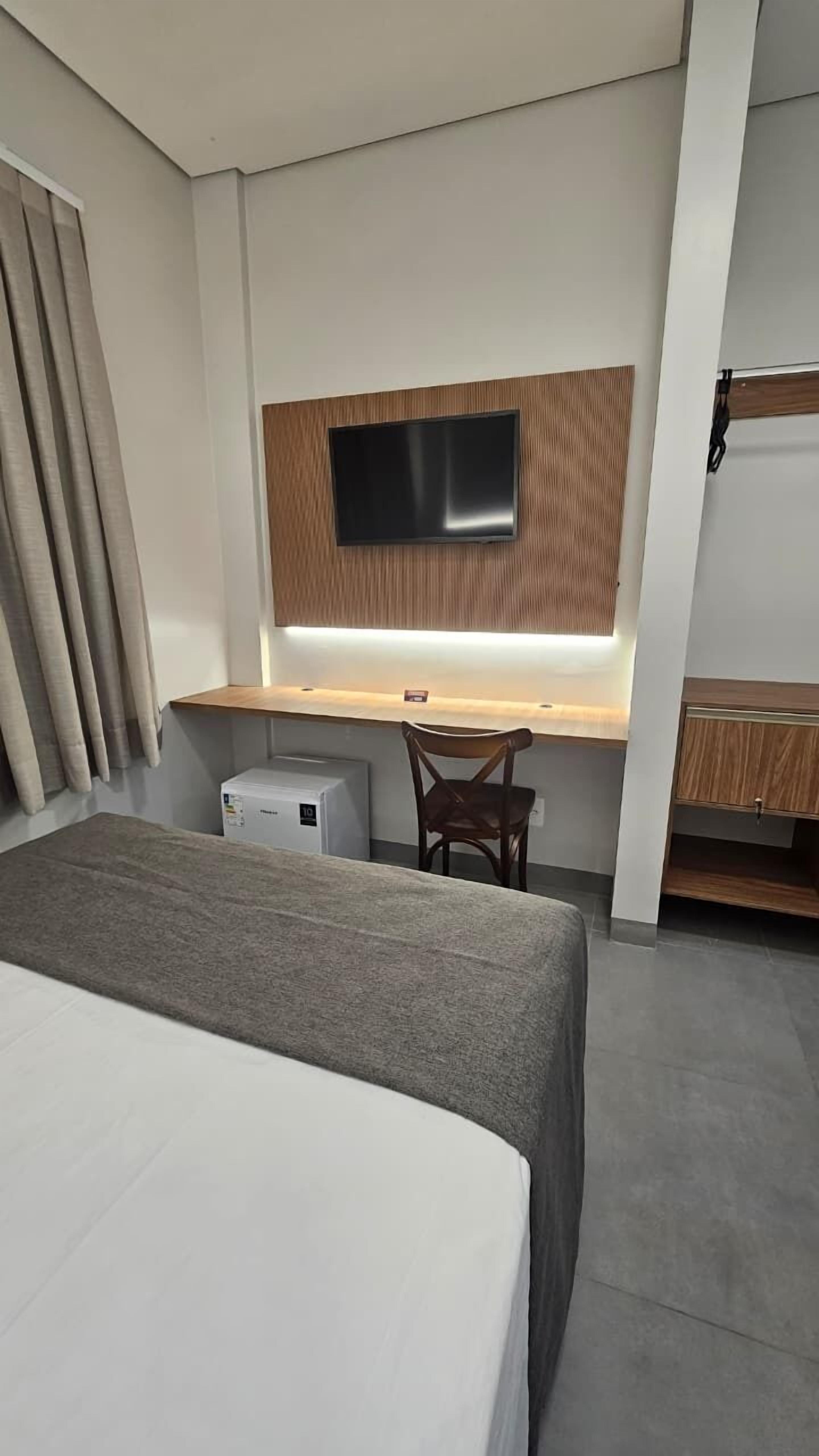 办公桌、笔记本电脑工作区、免费 WiFi