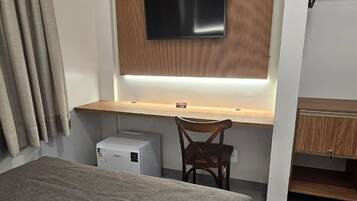 Escritorio, espacio para trabajar con laptop y wifi gratis