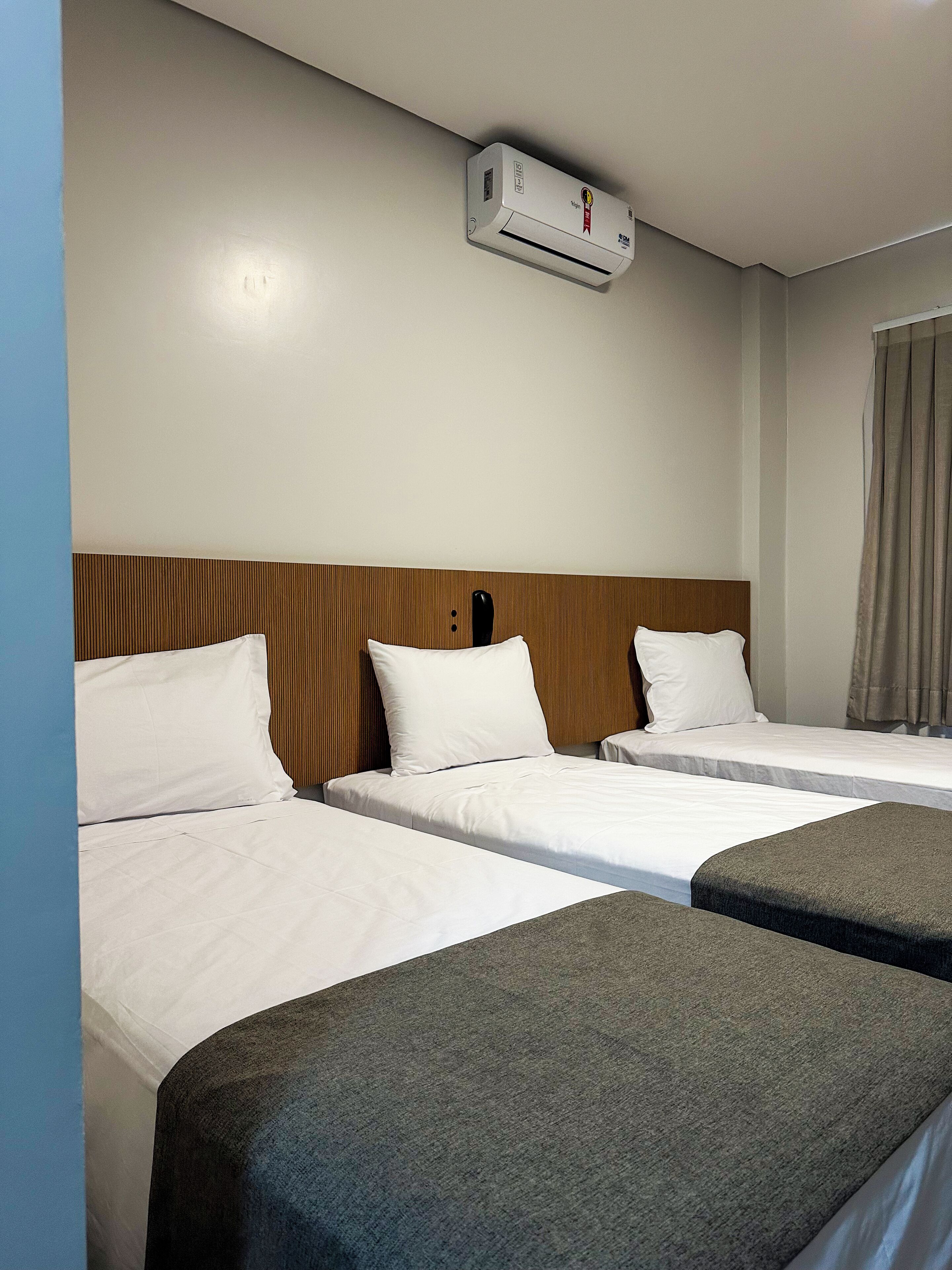 Standard-Dreibettzimmer | Schreibtisch, laptopgeeigneter Arbeitsplatz, kostenloses WLAN