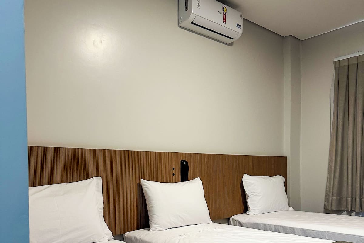 Standard Triple Room | Desk, laptop workspace, free WiFi