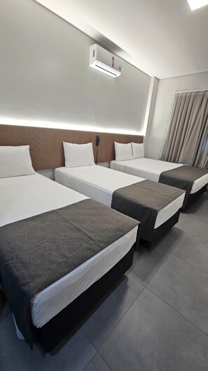 Bureau, espace de travail pour ordinateur portable, Wi-Fi gratuit