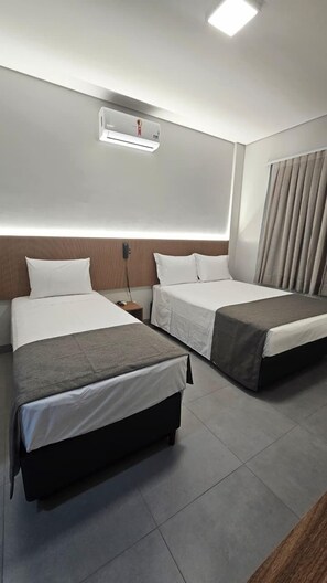 Skrivbord, arbetsyta för laptop och gratis wi-fi