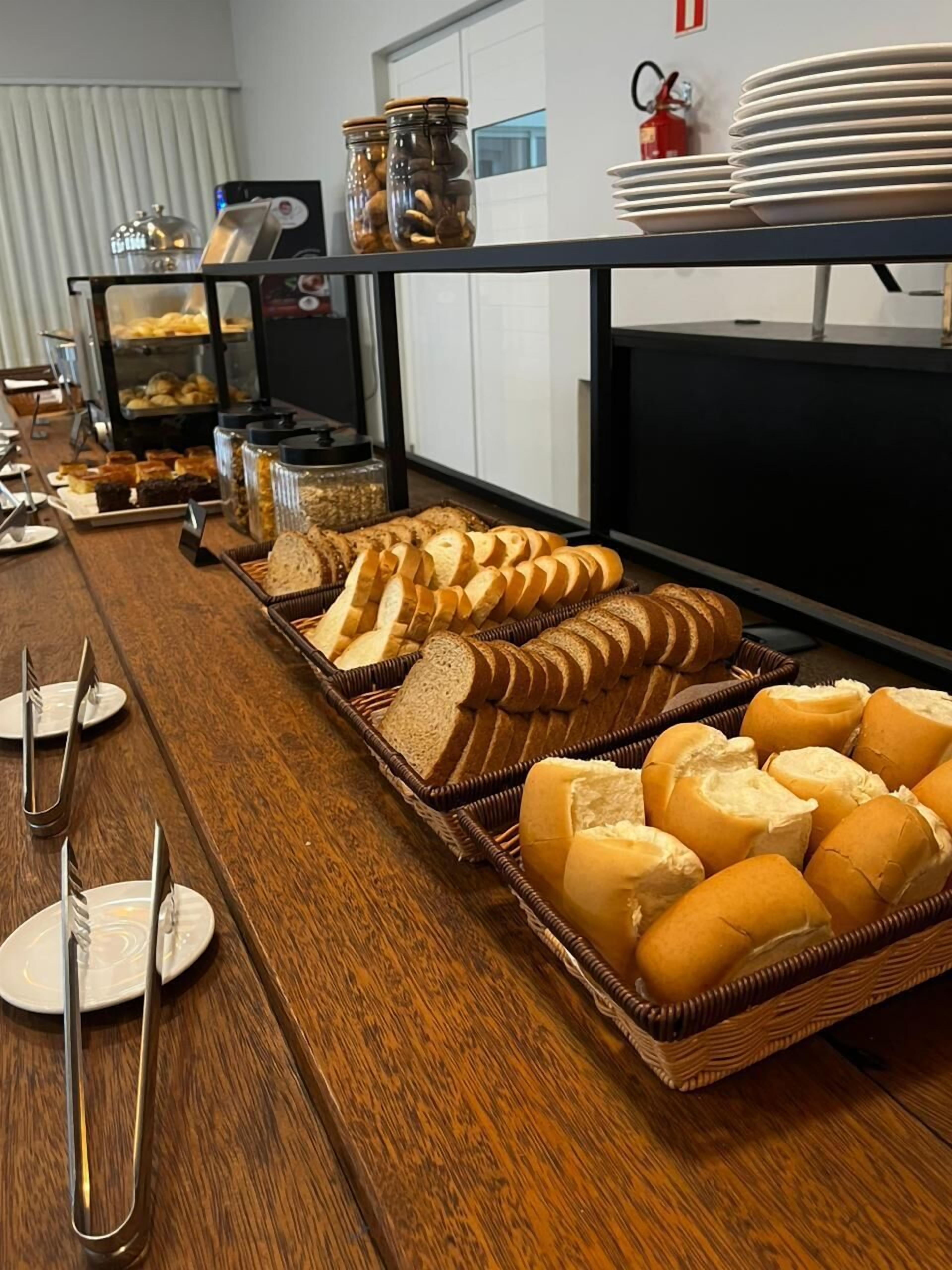 Café da manhã com buffet grátis todos os dias