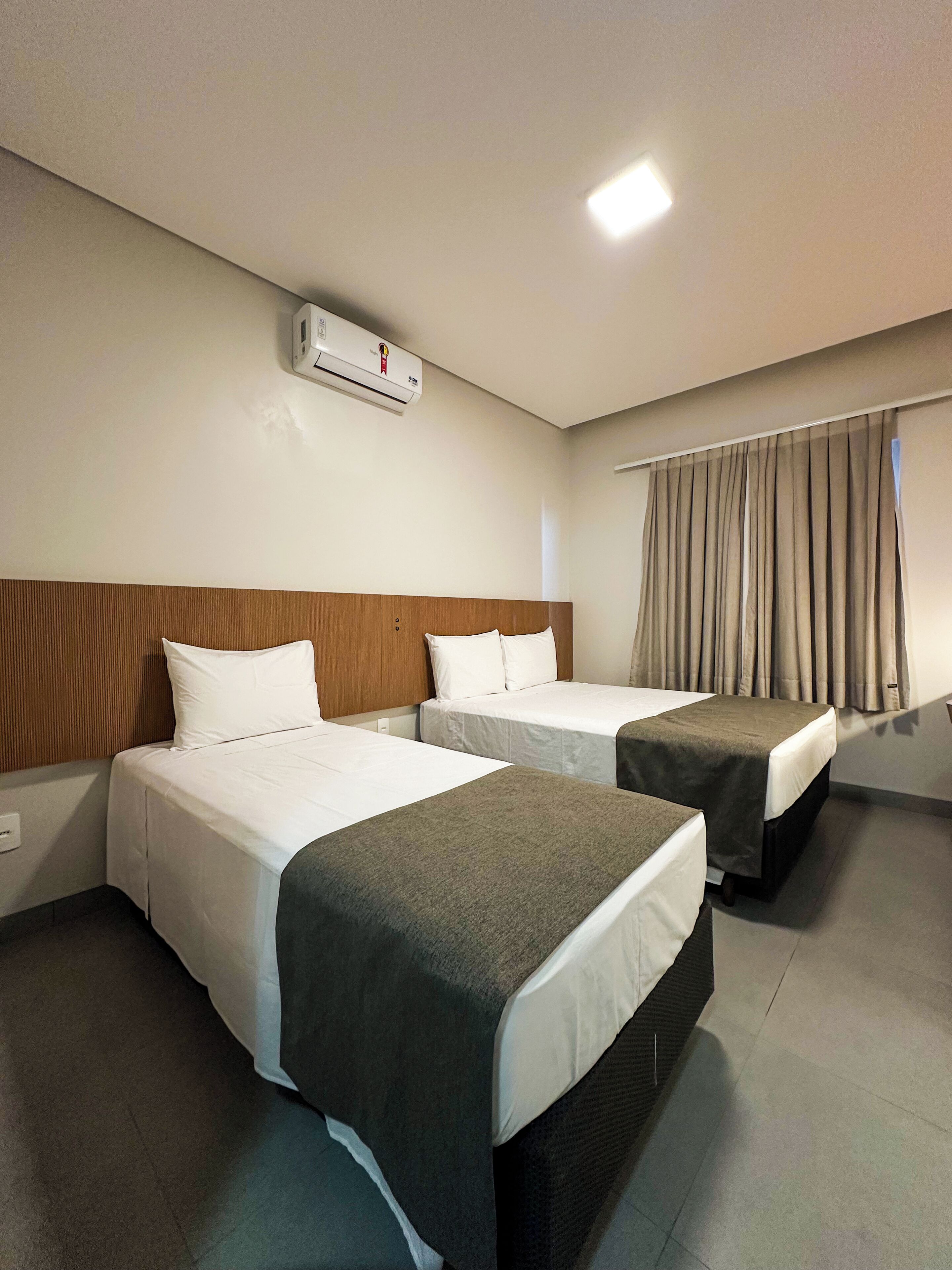 Escrivaninha, espaço de trabalho para notebook, Wi-Fi de cortesia