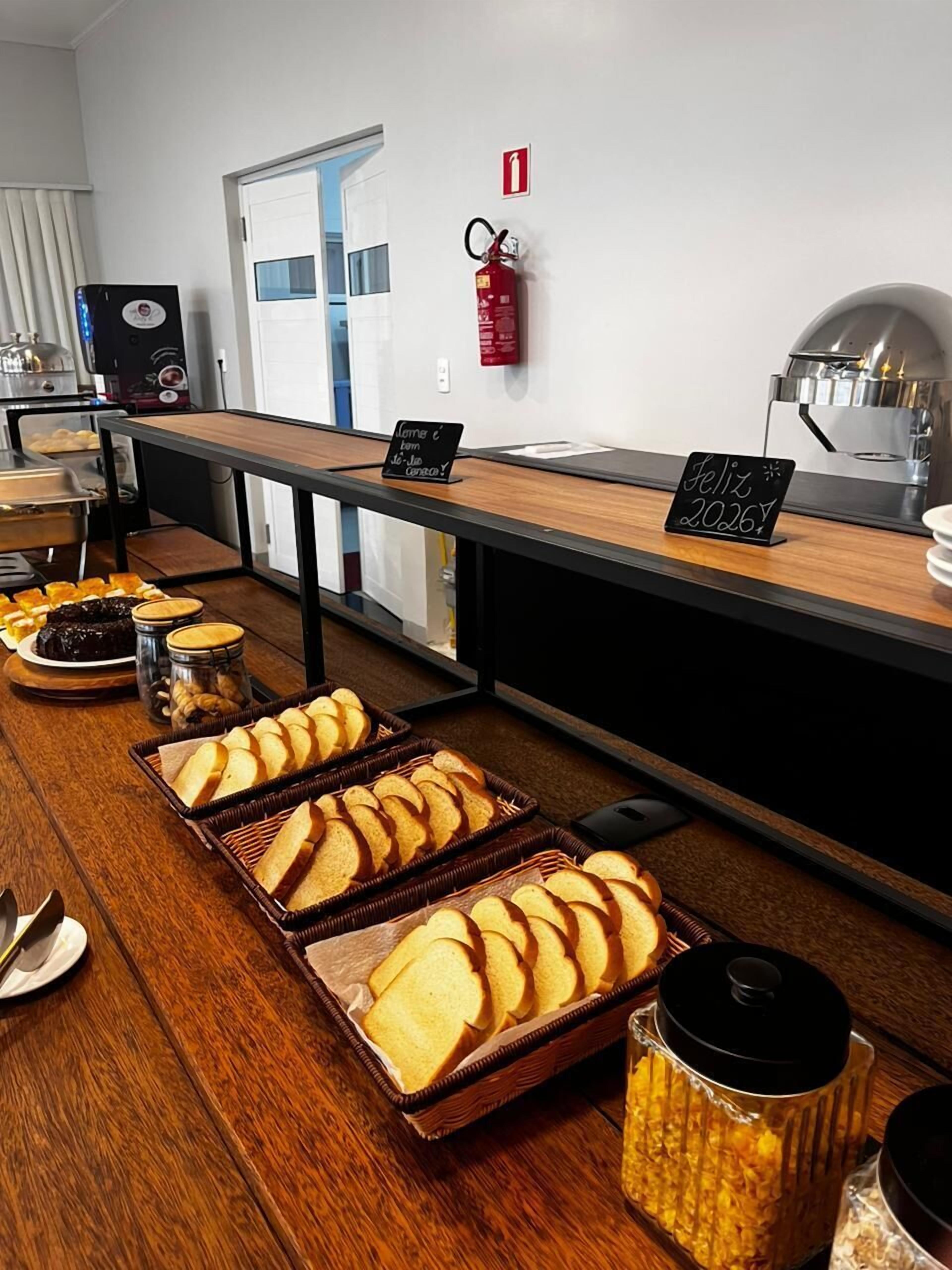 Café da manhã com buffet grátis todos os dias