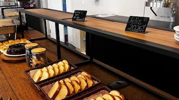 TĂ€gliches inbegriffenes FrĂŒhstĂŒcksbuffet