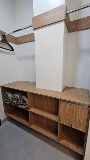 Bureau, espace de travail pour ordinateur portable, Wi-Fi gratuit