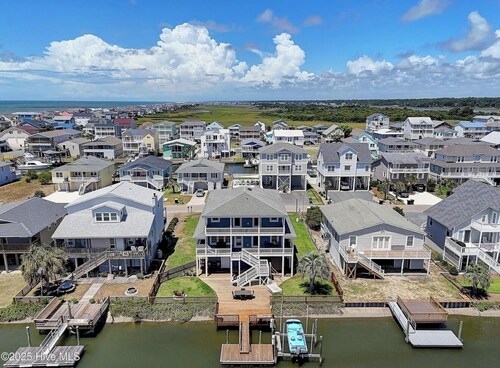 5 BR Canal front Retreat w/ Dock, EV Charger & 3-Min Walk to Holden Beach