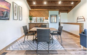 Dining - 3-bedroom condo in gorgeous Truckee with fitness room access (Truckee)