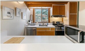 Private kitchen - 3-bedroom condo in gorgeous Truckee with fitness room access (Truckee)