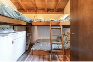 WiFi, bed sheets - 3-bedroom condo in gorgeous Truckee with fitness room access (Truckee)