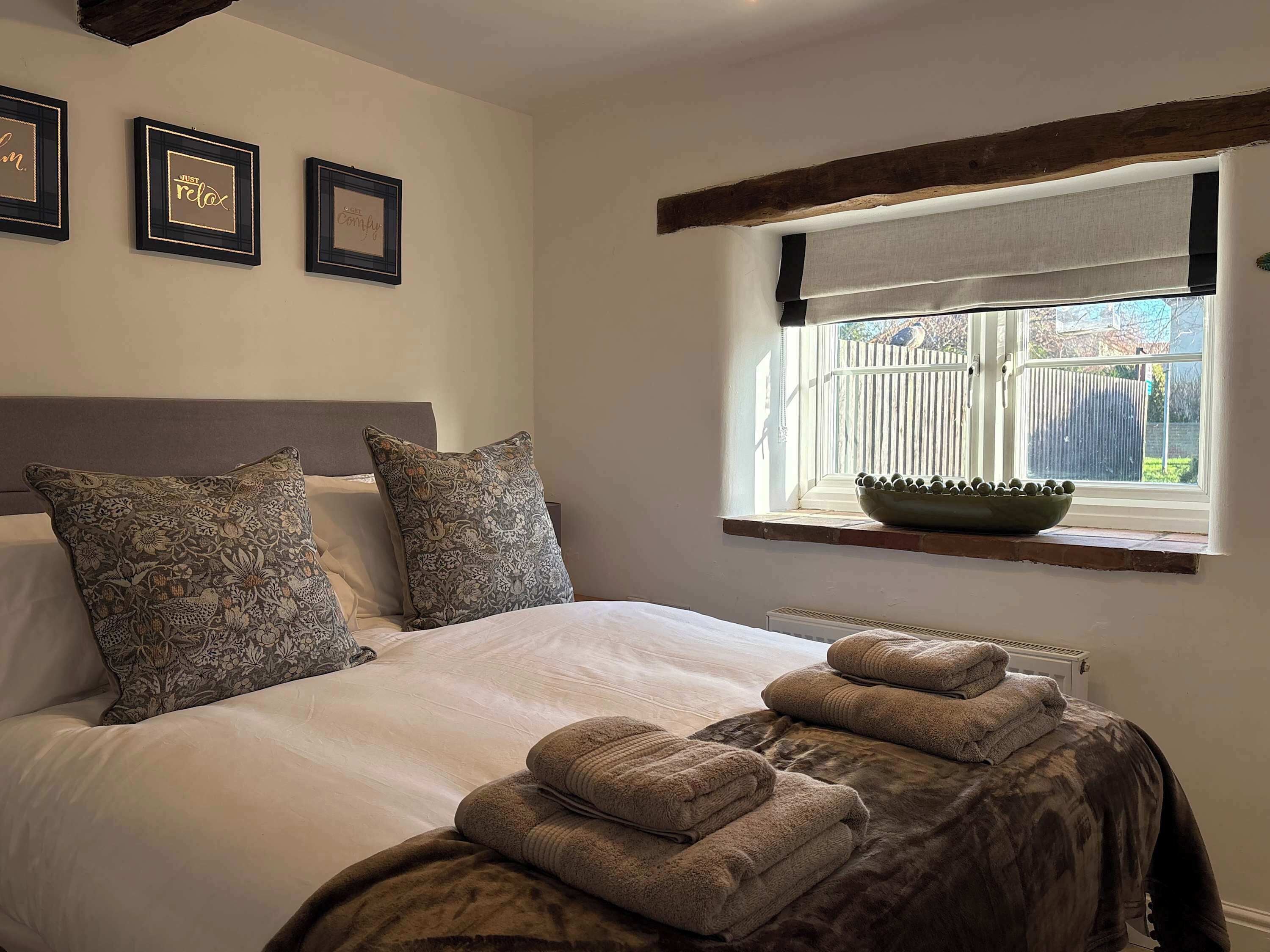 Silitysrauta/-lauta, Wi-Fi, vuodevaatteet