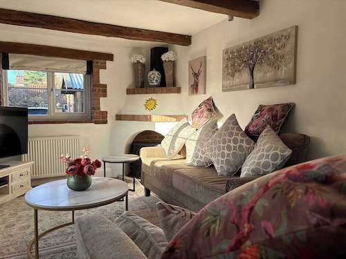 Charming Cottage in Holt with Parking