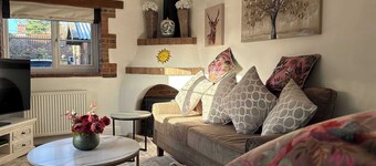 Charming Cottage in Holt with Parking