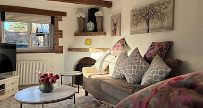 Charming Cottage in Holt with Parking