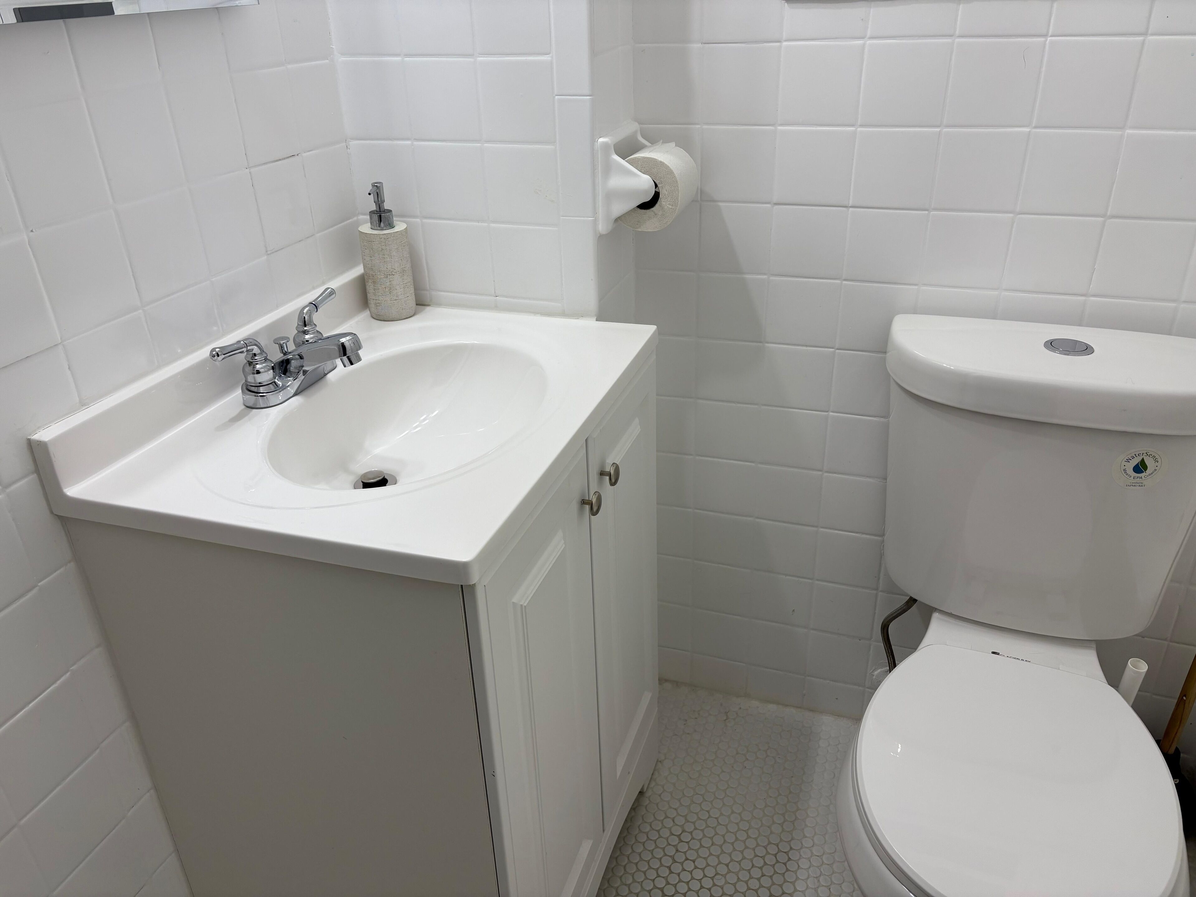 Haartrockner, Handtücher, Seife, Toilettenpapier