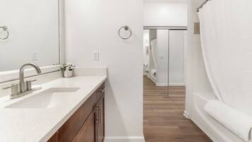 Apartment (1 Bedroom) | Bathroom | Free toiletries, hair dryer, towels, soap