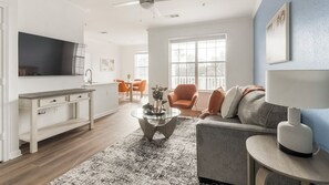 Huoneisto (1 Bedroom) | Oleskelualue | 50–tuumainen äly-TV, jossa digitaalikanavat