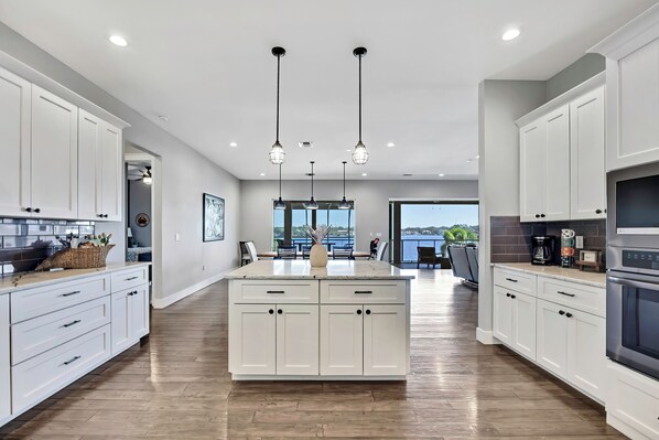 Coffee/tea maker, fridge, microwave, oven - Waterfront retreat at Watersedge Cay (Crystal River)