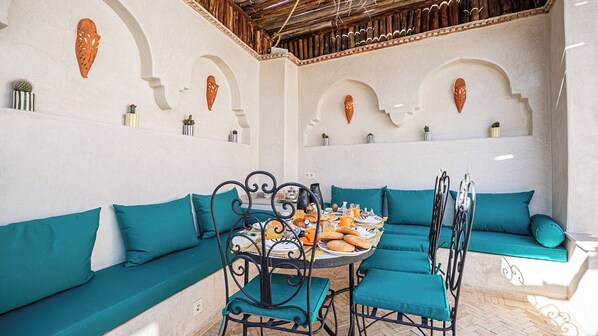 تناول الطعام بالخارج