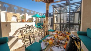 تناول الطعام بالخارج