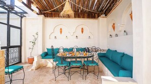 تناول الطعام بالخارج