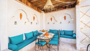 Outdoor dining - Comfort and privacy for groups of friends and families in the heart of the medina. (Marrakech)