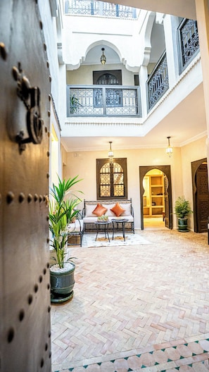 Interior - Comfort and privacy for groups of friends and families in the heart of the medina. (Marrakech)