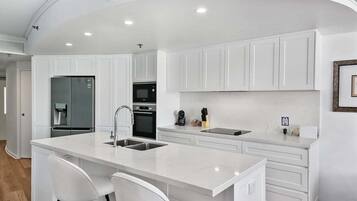 Refrigerador, microondas, horno y parrilla de estufa