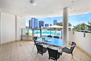 Outdoor dining - Poolside Bliss (Sunshine Coast)