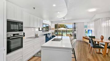 雪櫃、微波爐、焗爐、爐具