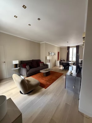 TV, books - St Germaine Pont des Arts-A Sumptuous 90m² abode of absolute comfort (Paris)