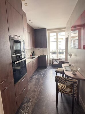 Fridge, microwave, oven, dishwasher - St Germaine Pont des Arts-A Sumptuous 90m² abode of absolute comfort (Paris)