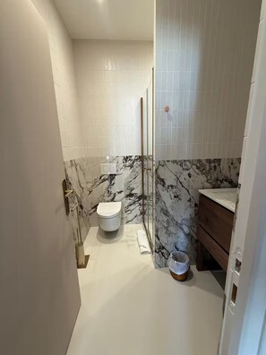 Hair dryer, towels, toilet paper - St Germaine Pont des Arts-A Sumptuous 90m² abode of absolute comfort (Paris)