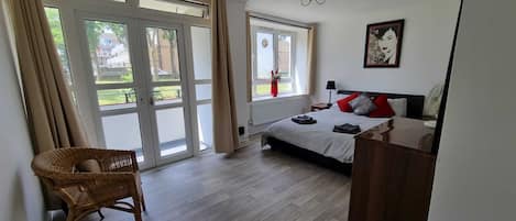 Iron/ironing board, WiFi, bed sheets