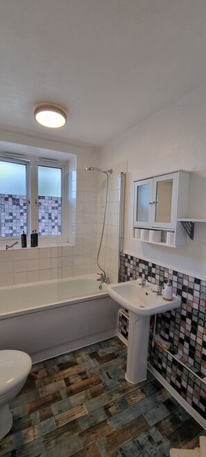 Hair dryer, towels, soap, toilet paper - Lovely apartment in Bermondsey (London)