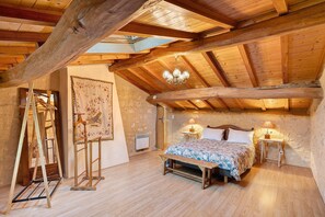 Iron/ironing board, WiFi, bed sheets - Gite La Roseraie: Private Terrace, Wi-Fi, and Air Conditioning in Saint-Émilion (Saint-Émilion)